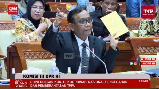 Anggota Komisi III Arteria Dahlan tak terima dengan pernyataan Menko Polhukam Mahfud MD yang menyeret nama Kepala BIN Budi Gunawan.