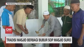 VIDEO: Tradisi Masjid Berbagi Bubur Sop Masjid Suro