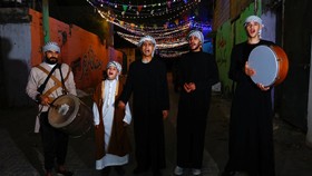 FOTO: Tradisi Unik Mesaharati Membangunkan Sahur di Palestina
