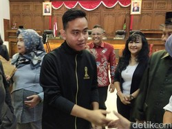 Gibran Pakai Jaket Piala Dunia U-20 Saat Rapat di DPRD Solo, Pertanda Apa?