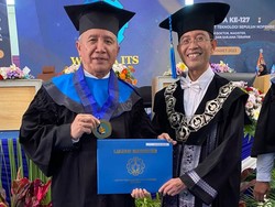 Cerita Wisudawan Tertua ITS, Punya Gelar 10 Magister dan 2 Doktor