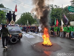 Mahasiswa Solo Demo Tolak UU Cipta Kerja, Diwarnai Aksi Bakar Ban