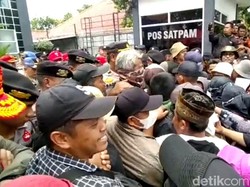 Aksi Saling Dorong Nasabah Bank-Petugas Saat Tuntut Pencairan Uang