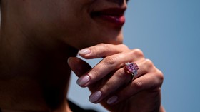FOTO: Berlian Pink Langka Senilai Rp527 Miliar Dilelang di New York