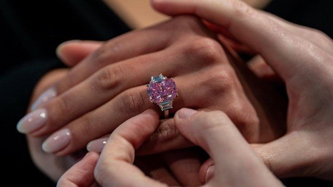 FOTO: Berlian Pink Langka Senilai Rp527 Miliar Dilelang di New York