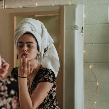 img-title Atasi Bibir Pecah-pecah Selama Puasa dengan 5 Cara Ini, Dijamin Mendadak Berubah Jadi Bibir Plumpy Bak Selebritas!