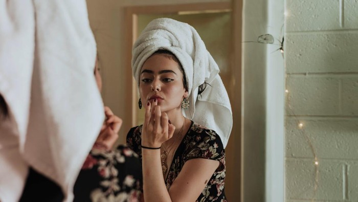 img-title Atasi Bibir Pecah-pecah Selama Puasa dengan 5 Cara Ini, Dijamin Mendadak Berubah Jadi Bibir Plumpy Bak Selebritas!