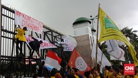 Demo Depan DPR, BEM SI Minta UU Cipta Kerja Dicabut