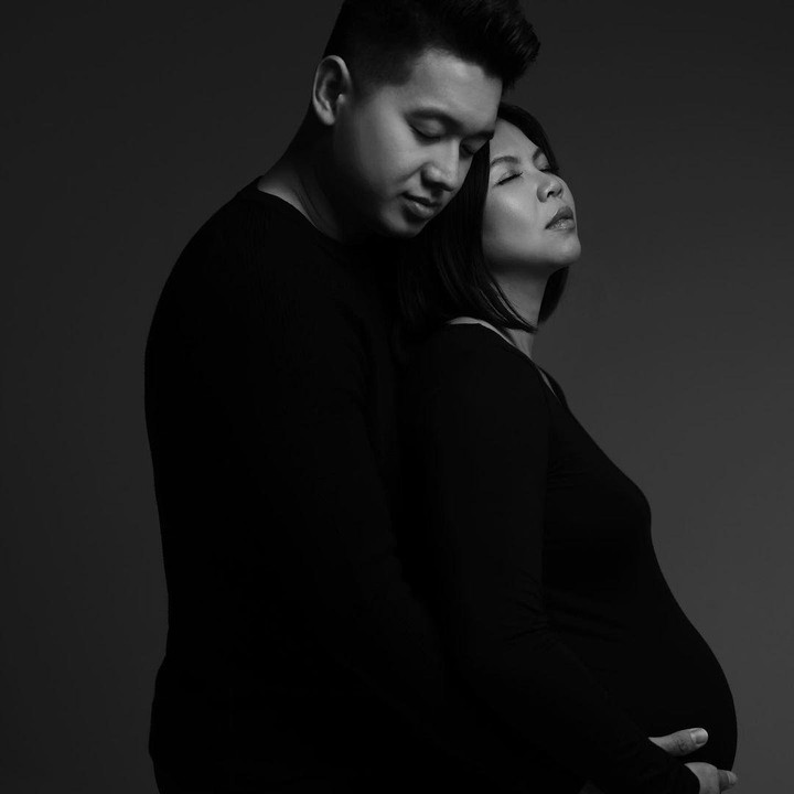 <p>Dalam foto hitam putih, Greysia dan suami mengenakan pakaian gelap. Banyak netizen memuji pasangan ini tampil 'gorgeous' untuk photoshoot kehamilan. (Foto: Instagram @greyspolii)</p>