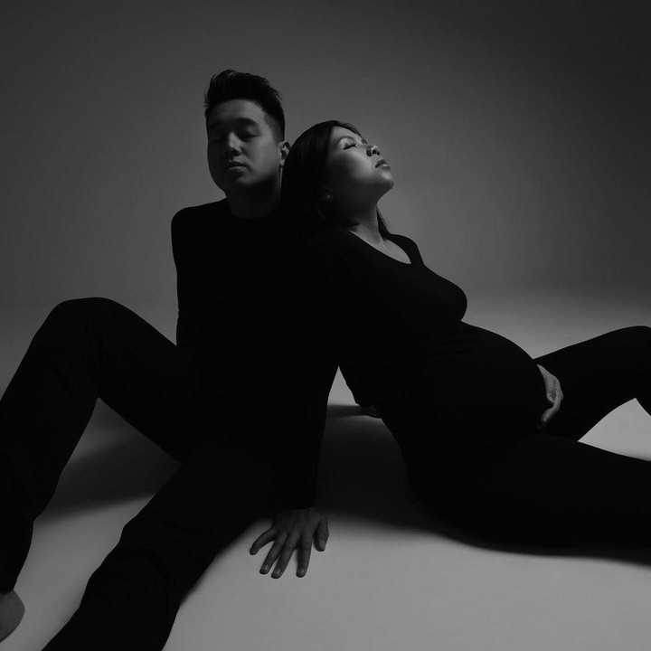 <p>Greysia dan suami menyebut photoshoot ini 'maternity portraits of the blessed parents-to-be'. Pasangan ini tampaknya sudah siap menyambut kehadiran anak pertama mereka, Bunda. (Foto: Instagram @greyspolii)</p>