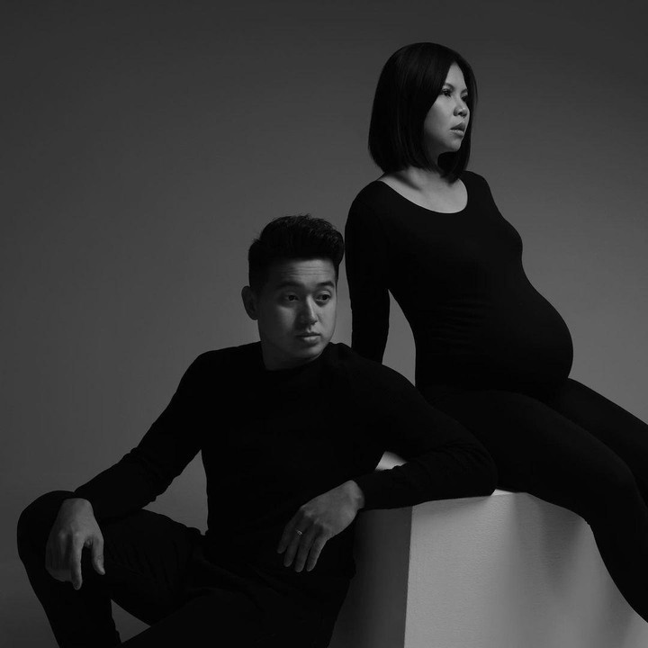 <p>Greysia dan suami tampak fearless dalam pemotretan ini. Keduanya kompak bergaya chic ke kamera. (Foto: Instagram @greyspolii)</p>