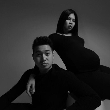7 Gaya Simple Maternity Shoot Pebulutangkis Greysia Polii & Suami, Elegan!