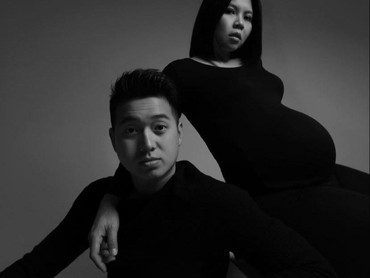 7 Gaya Simple Maternity Shoot Pebulutangkis Greysia Polii & Suami, Elegan!