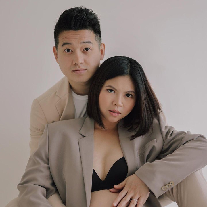 <p>Di foto lainnya, Greysia mengenakan kemeja berwarna abu-abu, senada dengan sang suami yang mengenakan setelan jas casual berwarna krem. (Foto: Instagram @greyspolii)</p>
