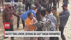 VIDEO: Ngotot Temui Jokowi, Seorang Ibu Gigit Tangan Paspampres