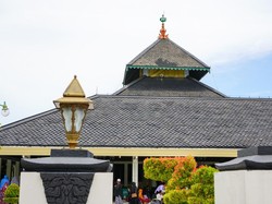 Bagaimana Hukum Bangun Masjid di Atas Tanah Pribadi?