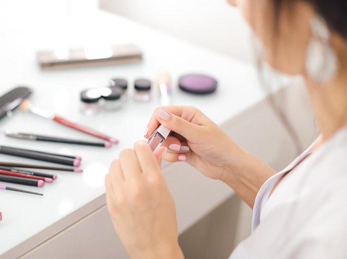 Ilustrasi pemakaian lip product/Foto: pixabay.com