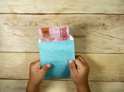 Ketahui Hukum Orang Tua Mengambil Uang THR Anak Tanpa Izin Menurut Islam