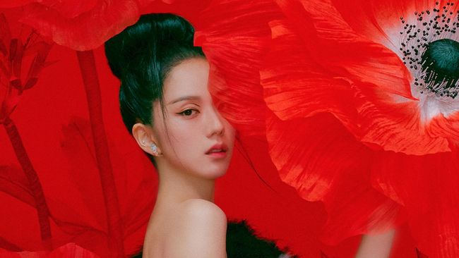 Jisoo BLACKPINK membeberkan keluh kesah saat debut solo. Ia mengaku merindukan tiga member BLACKPINK yang lain.