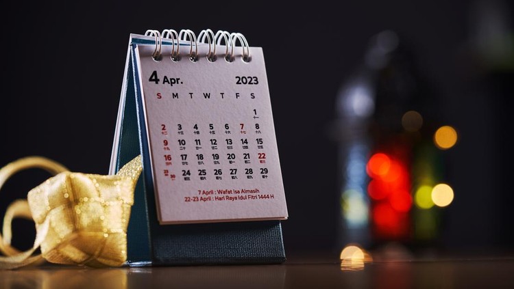 destop calendar on april 2023 celebrating ramadan . calendar ketupat and lantern
