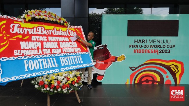 Ekonom memperkirakan dunia usaha kehilangan cuan hingga Rp105 triliun imbas Indonesia gagal menjadi tuan rumah Piala Dunia U-20.