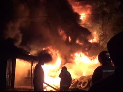 Gudang Penyimpanan Ban di Jambi Terbakar, 15 Mobil Damkar Diturunkan