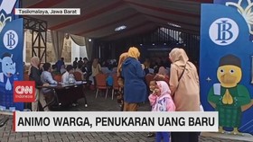 VIDEO: Antusiasme Warga Tukarkan Uang Baru