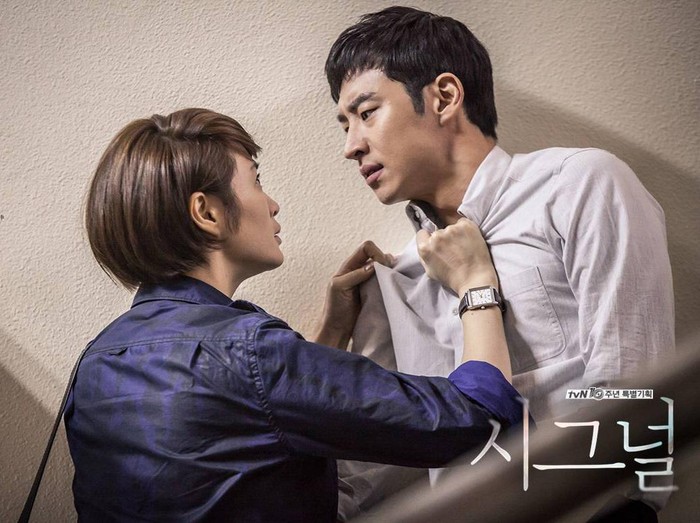 Lee Je Hoon dan Kim Hye Soo dalam Signal/Foto: hancinema.net