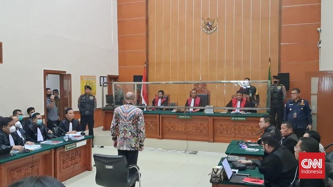 Aiptu Janto Parluhutan mengaku masih pikir-pikir mengajukan banding atas vonis pidana 13 tahun penjara dalam kasus narkoba Irjen Teddy Minahasa.