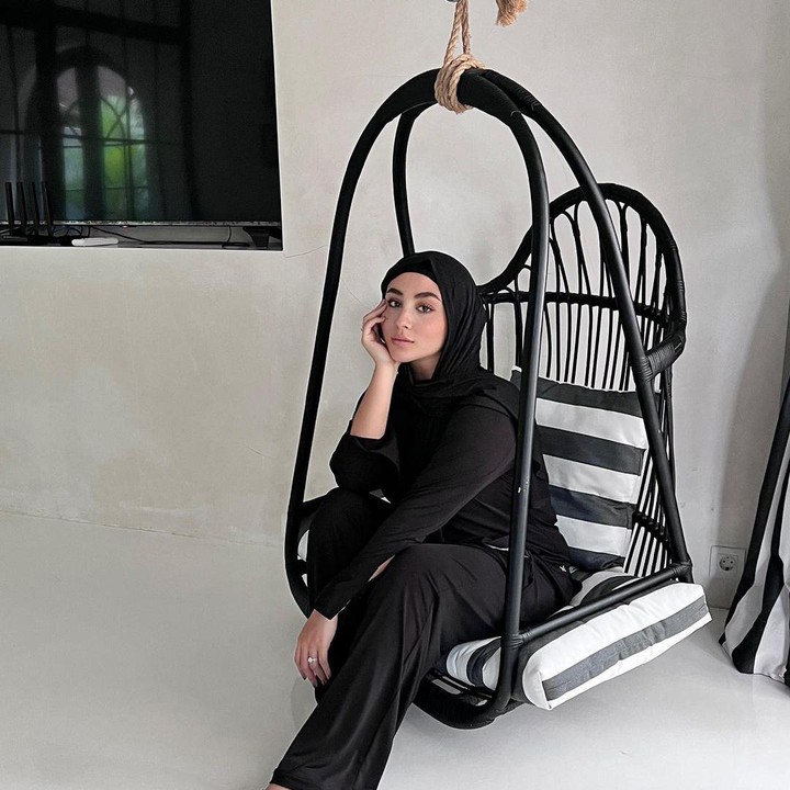 <p>Istri Ali Syakieb, Margin Wieheerm muncul dengan penampilan baru. Ia terlihat sudah mantap berhijab, Bunda. (Foto: Instagram @marginw)</p>