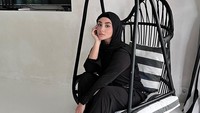 <p>Istri Ali Syakieb, Margin Wieheerm muncul dengan penampilan baru. Ia terlihat sudah mantap berhijab, Bunda. (Foto: Instagram @marginw)</p>
