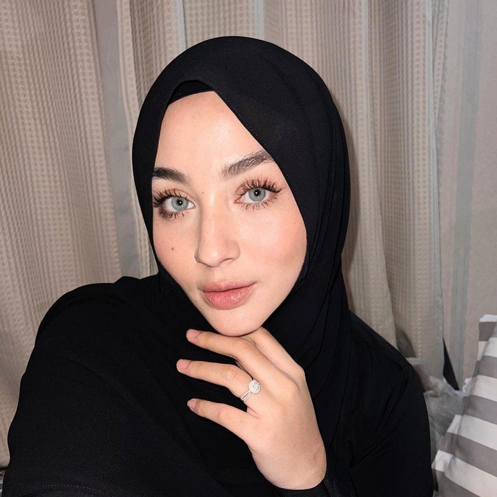 <p>Namun belakangan ini, Margin mulai tampil lebih tertutup sejak melaksanakan ibadah umrah bersama suami dan anak. Hijabnya dibalut menutupi seluruh bagian tubuhnya. (Foto: Instagram @marginw)</p>