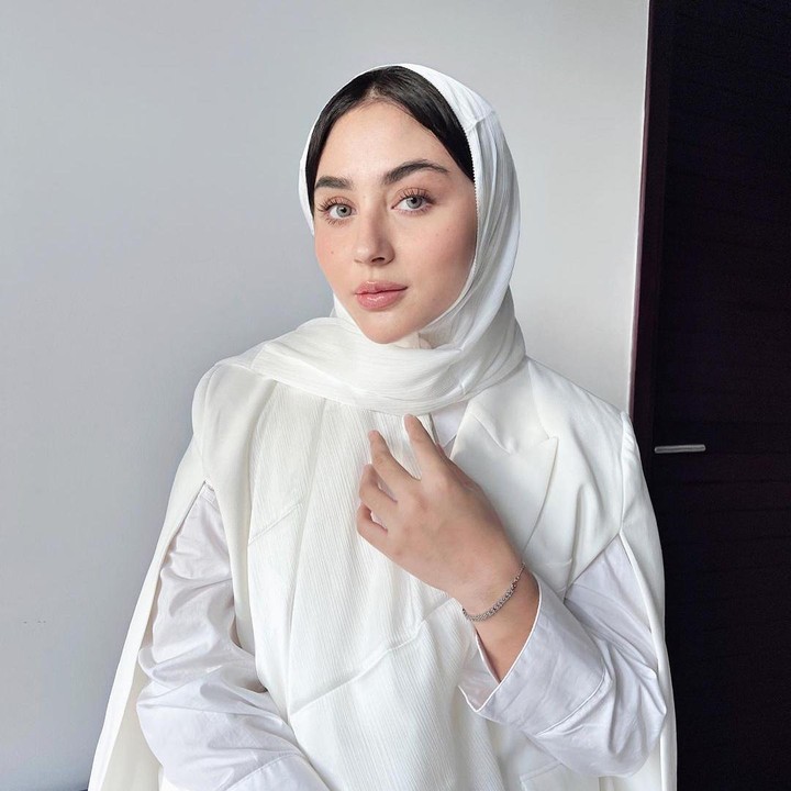 <p>Penampilan baru itu sebenarnya sudah diperlihatkan Margin sejak akhir 2022. Ia kerap mengenakan <em>scarf</em> untuk menutupi kepalanya di berbagai kesempatan. (Foto: Instagram @marginw)</p>