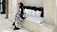 <p>Margin Wieheerm juga pandai memadupadankan <em>outfit</em> ketika berhijab. Intip saja potret OOTD-nya saat plesir ke Bali. Ia mengenakan <em>dress</em> dan pashmina bernuansa monokrom. (Foto: Instagram @marginw)</p>