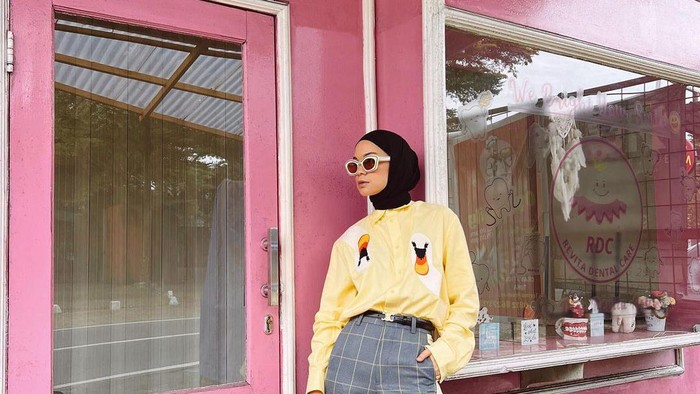 Outfit bukber warna cerah