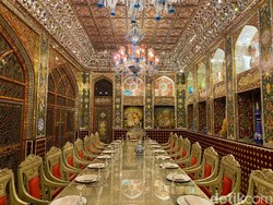 Menikmati Kebab Torsh di Restoran Penuh Mosaik Iran yang Artistik