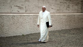 Paus Fransiskus Dirawat di Rumah Sakit Roma, Jalani Operasi Perut