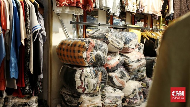 Kementerian Perdagangan memusnahkan 122 bal baju bekas impor di Minahasa, Sulawesi Utara senilai Rp610 juta.
