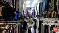 FOTO: Pedagang Pasar Senen Menolak Menjual Pakaian Produk Lokal