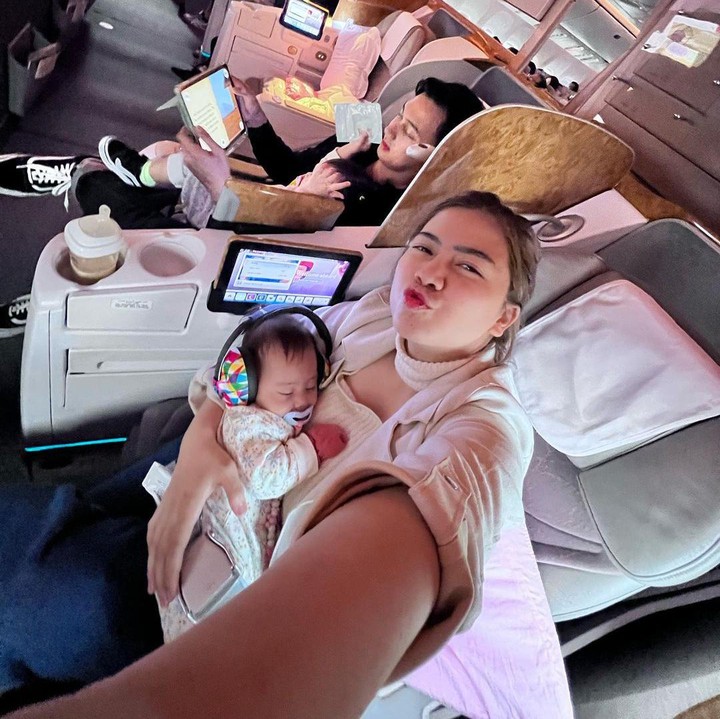 <p>Setelah melewati perjalanan yang panjang, Feli dan keluarga akhirnya sampai di Barcelona, Spanyol. Ia pun berterima kasih kepada kedua anaknya karena sangat hebat selama penerbangan kurang lebih 18 jam. (Foto: Instagram: @felicyangelista_)</p>