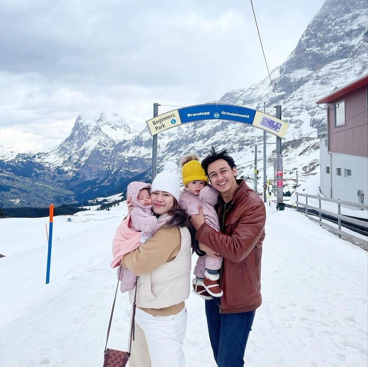 <p>Selain bekerja, Feli dan Hito turut mengajak anak-anaknya liburan bersama. Keduanya pun terlihat sangat gembira ketika berada di Jungfrau, Swiss. (Foto: Instagram: @felicyangelista_)</p>