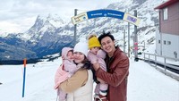 <p>Selain bekerja, Feli dan Hito turut mengajak anak-anaknya liburan bersama. Keduanya pun terlihat sangat gembira ketika berada di Jungfrau, Swiss. (Foto: Instagram: @felicyangelista_)</p>