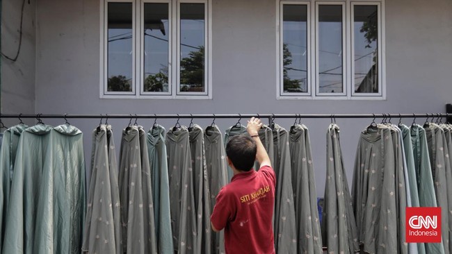 FOTO: Geliat Pabrik Mukena Berburu Berkah di Bulan Puasa