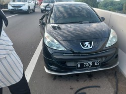 Alami Pecah Ban, Sedan Ditabrak Truk hingga Ringsek di Km 15 Tol JORR