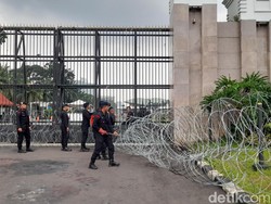 Kawat Berduri Dipasang di Depan Gedung DPR Jelang Demo Tolak UU Ciptaker