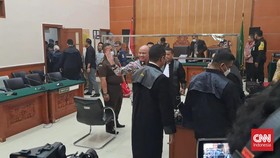 Teddy Minahasa Tersenyum dan Lambai Tangan Usai Dituntut Pidana Mati