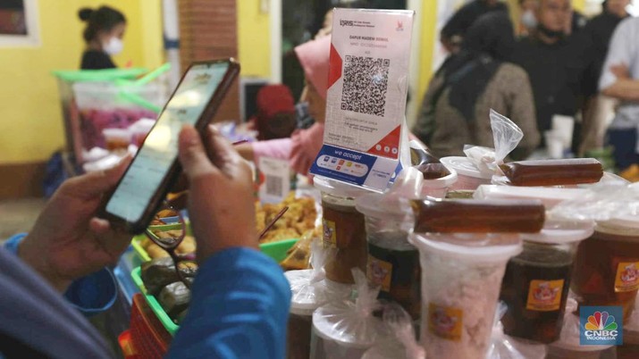 Terlihat dilokasi para pedagang Bazar kini sudah bisa menerima pembayaran digital dengan memindai kode Quick Response Code Indonesian Standard atau QRIS. (CNBC Indonesia/Tri Susilo)