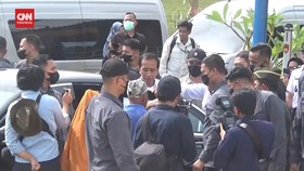 VIDEO: Pengin Ketemu Jokowi, Warga Gigit Tangan Paspampres