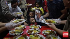 FOTO: Toleransi dalam Sepiring Takjil di Vihara Dharma Bakti
