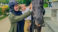 <p>Usia Ukkasya yang semakin bertambah besar membuat Zaskia kerap memperkenalkan anaknya dengan berbagai macam aktivitas, termasuk berkuda. "Berkenalan dengan kuda sebelum jadi <em>equestrian</em> di masa depan. Gemes amat liat itu tangan bunder megang <em>saddle,"</em> kata Zaskia. (Foto: Instagram @zaskiasungkar15)</p>